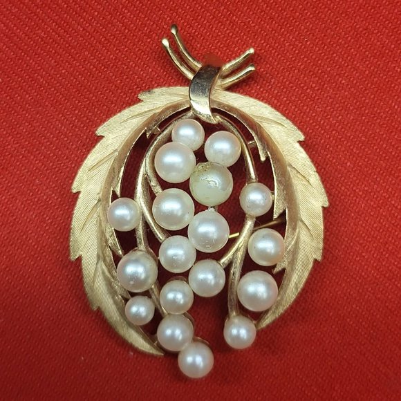Vintage Trifari Gold Tone Faux Pearl Leaf Brooch Pin - Picture 1 of 10